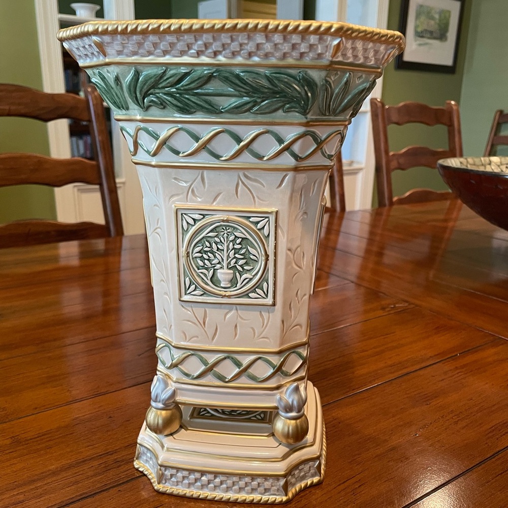 Fitz and Floyd vase from the Georgian collection